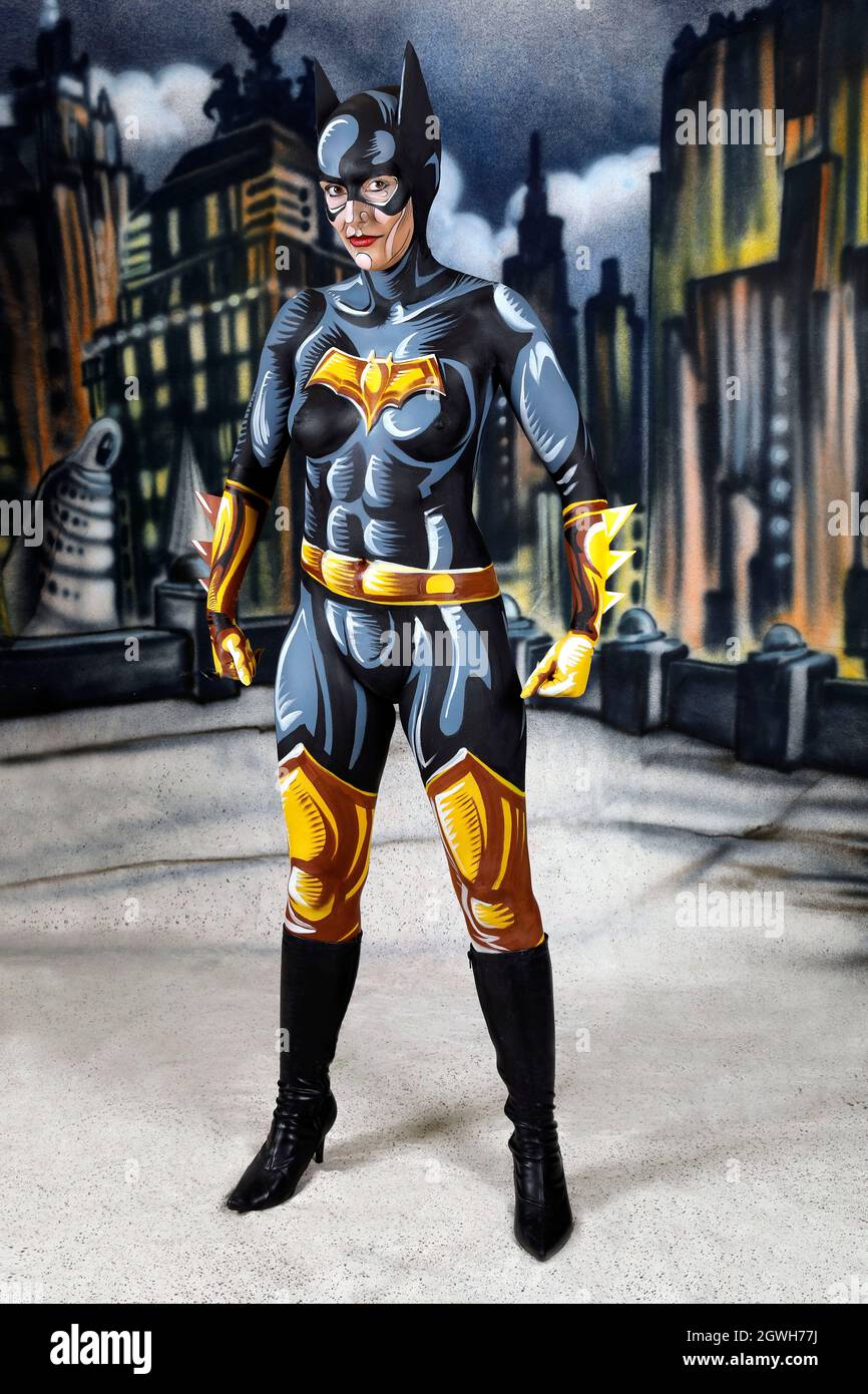 GEEK ART - Bodypainting et Transformaking: Batgirl bande dessinée phototournage avec Janina dans un décor de bande dessinée pulvérisée par Enrico Lein au Studio Düsterwald à Hameln le 27 septembre 2021 - Un projet par le photographe Tschiponnique Skupin et le peintre du corps Enrico Lein Banque D'Images