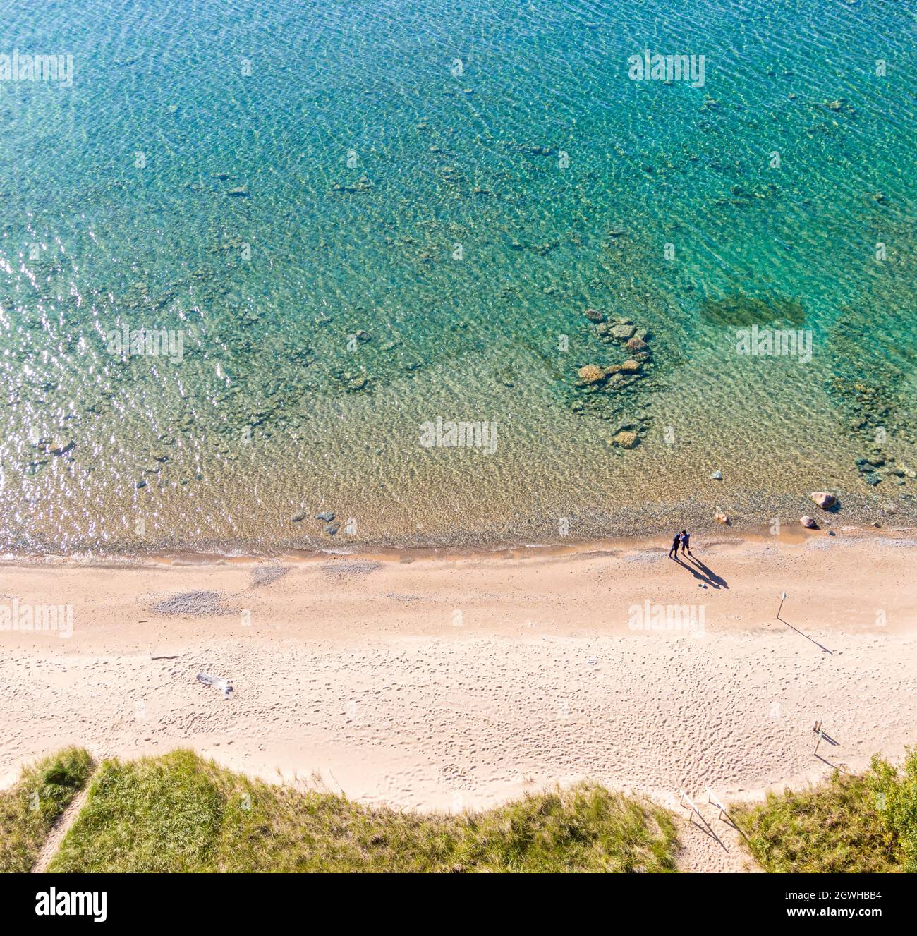 vue verticale d'une plage de sable avec deux personnes Banque D'Images