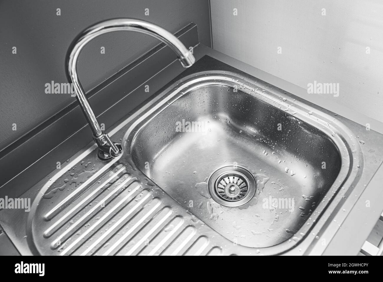 évier en acier inoxydable pour laver ou nettoyer les ustensiles dans la cuisine Banque D'Images