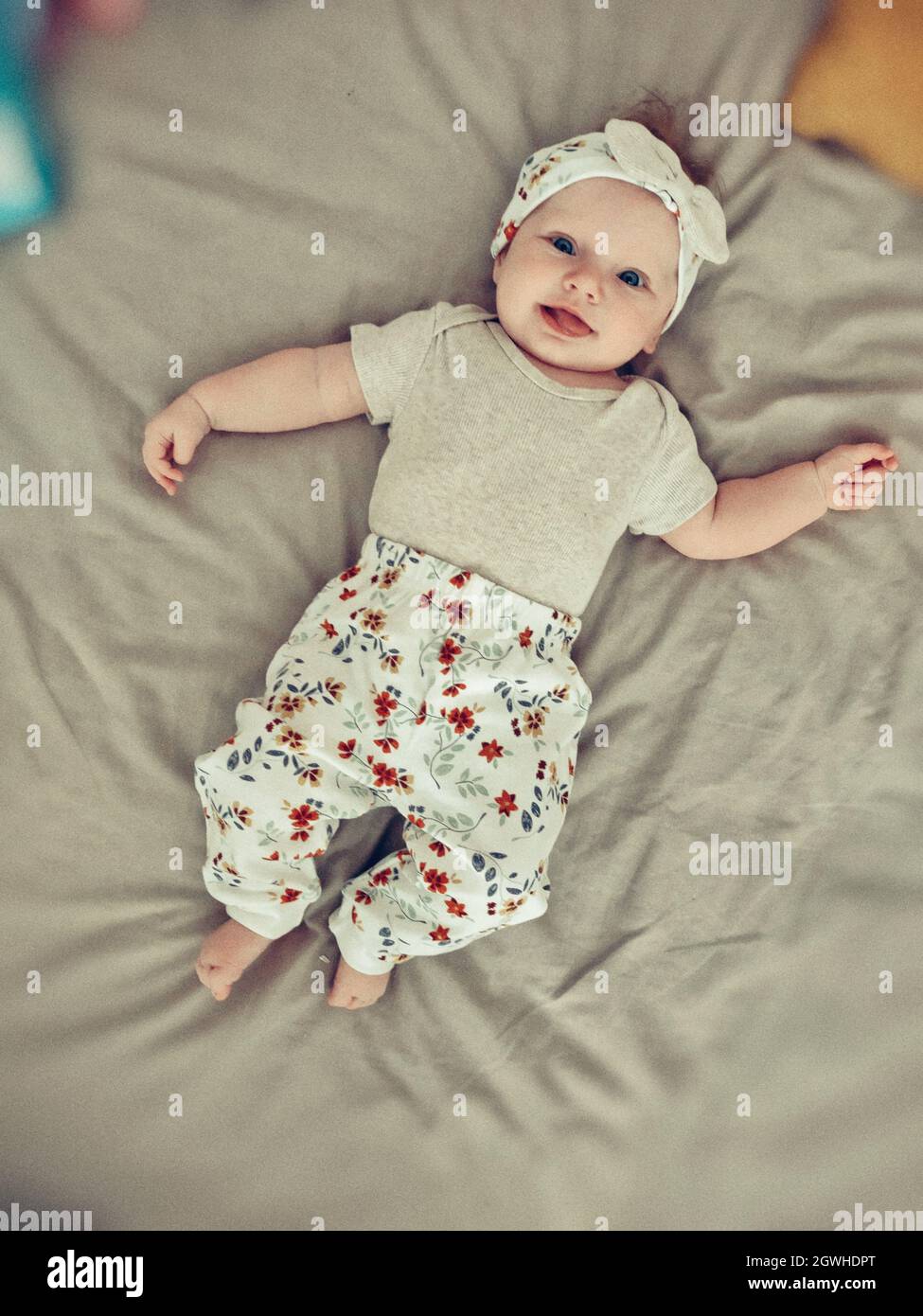 Bébé fille de 4 mois Photo Stock - Alamy