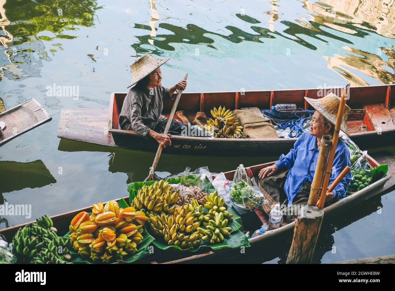 Les gens vendent des fruits en bateau au marché flottant de Damnoen Saduak en Thaïlande.27 novembre 2020.,THAÏLANDE. Banque D'Images