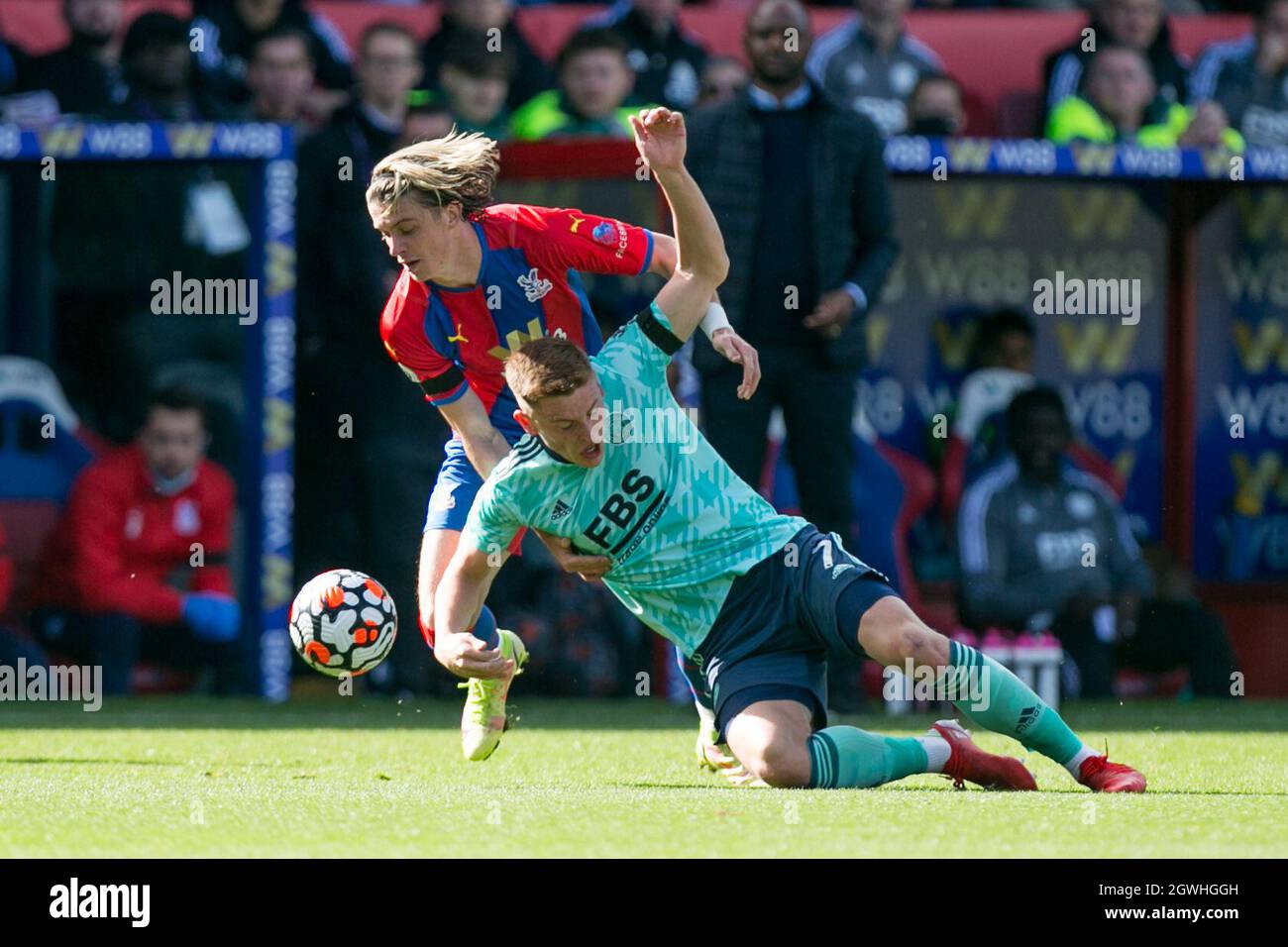 LONDRES, ROYAUME-UNI. 3 OCT Conor Gallagher de Crystal Palace et Harvey Barnes de Leicester se battent pour le bal lors du match de la Premier League entre Crystal Palace et Leicester City à Selhurst Park, Londres, le dimanche 3 octobre 2021. (Credit: Federico Maranesi | MI News) Credit: MI News & Sport /Alay Live News Banque D'Images