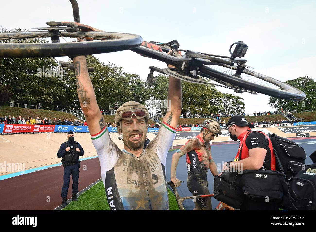 L'Italien Sonny Colbrelli de Bahreïn victorieux photographié après la course d'élite masculine de l'épreuve cycliste 'Paris-Roubaix', 257 7km de Compiegne à Roubai Banque D'Images