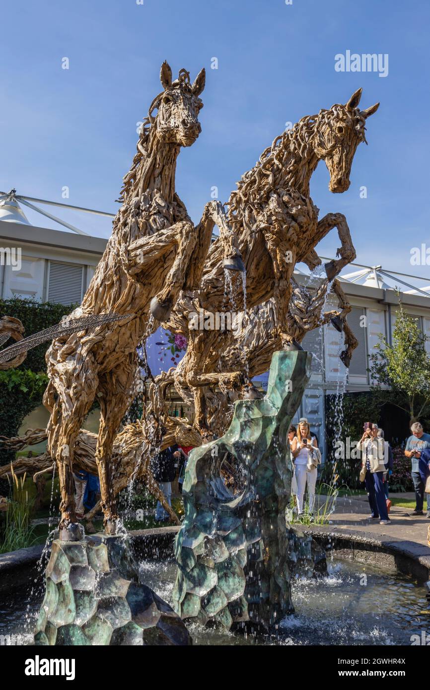Sculptures de cheval Driftwood par James Doran-Webb au RHS Chelsea Flower Show, qui s'est tenu au Royal Hospital Chelsea, Londres SW3 en septembre 2021 Banque D'Images