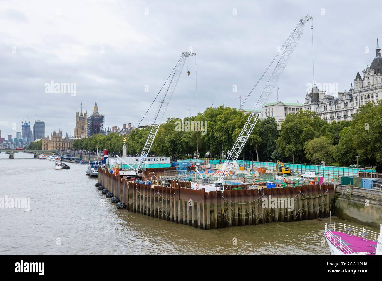 Victoria Embankment Foreshore site sur la rive nord de la Tamise: Thames Tideway tunnel Superewer infrastructure développement, Londres Banque D'Images