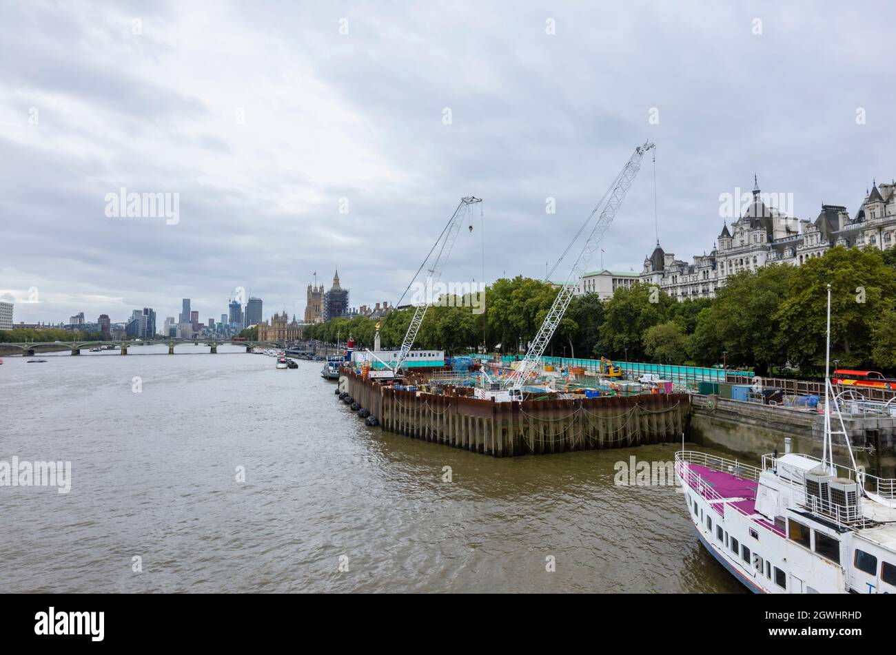Victoria Embankment Foreshore site sur la rive nord de la Tamise: Thames Tideway tunnel aménagement de l'infrastructure de super-égout, Londres Banque D'Images