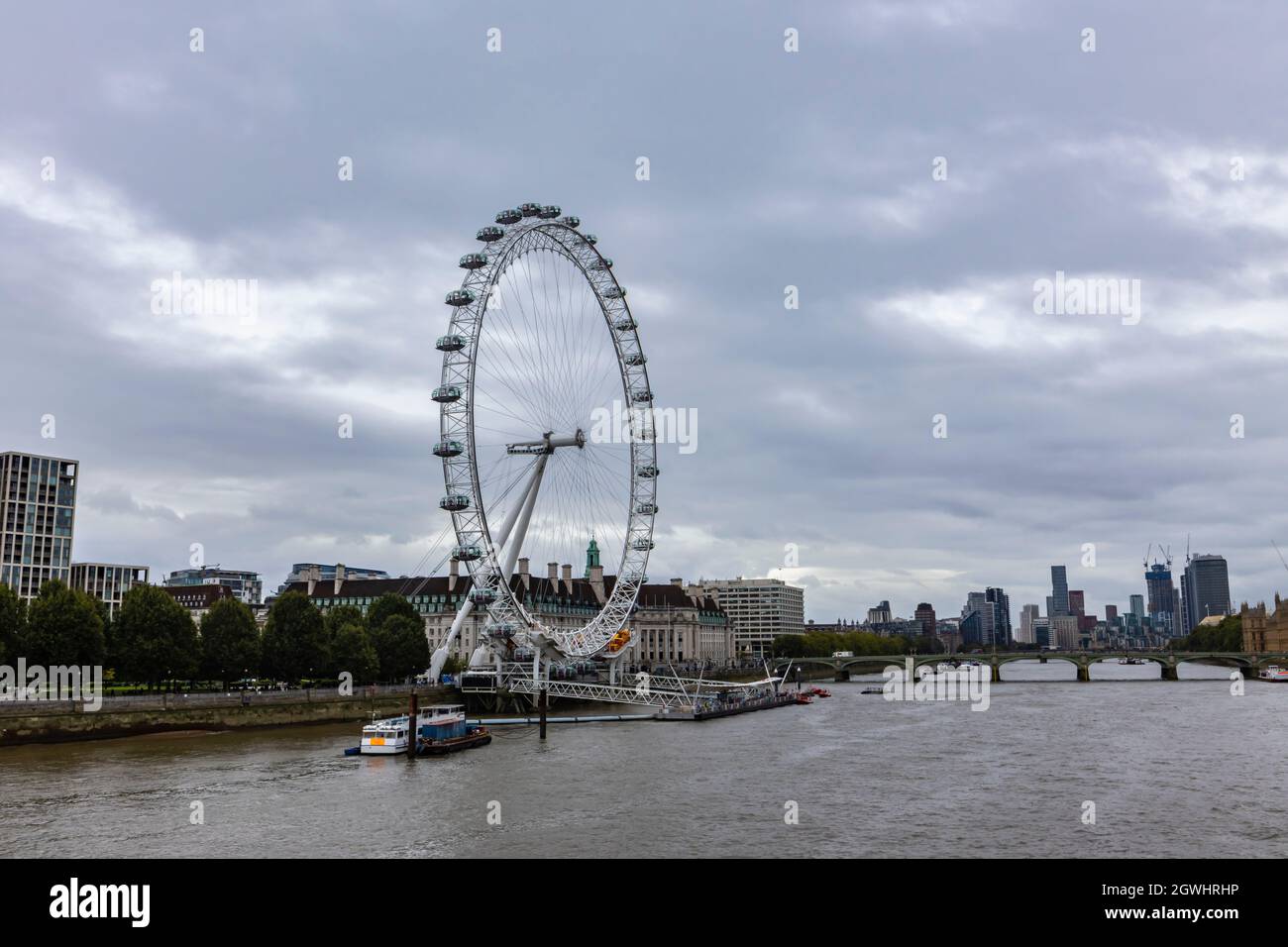 La rive sud de l'Embankment sur la Tamise avec le London Eye et le County Hall par une journée sombre et nuageux Banque D'Images