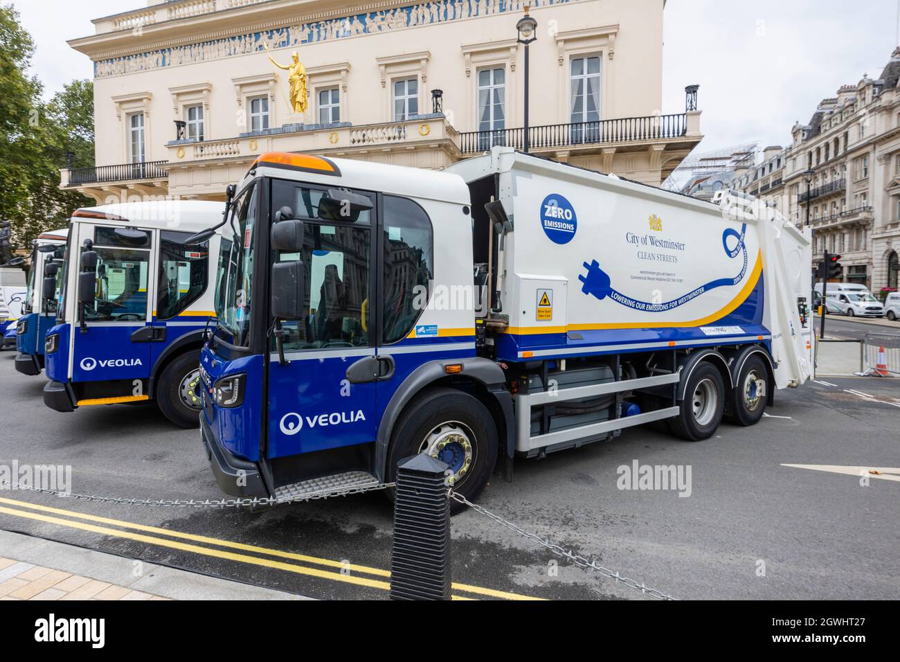 Dennis les véhicules électriques d'élimination des déchets pour la ville de Westminster Clean Streets de Veolia exposés à Pall Mall, centre de Londres Banque D'Images