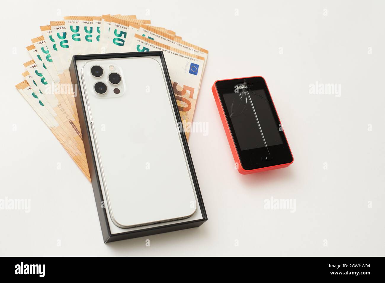STARIY OSKOL, RUSSIE - 5 JUILLET 2021 : achat d'un nouvel iPhone pour remplacer un ancien téléphone Banque D'Images