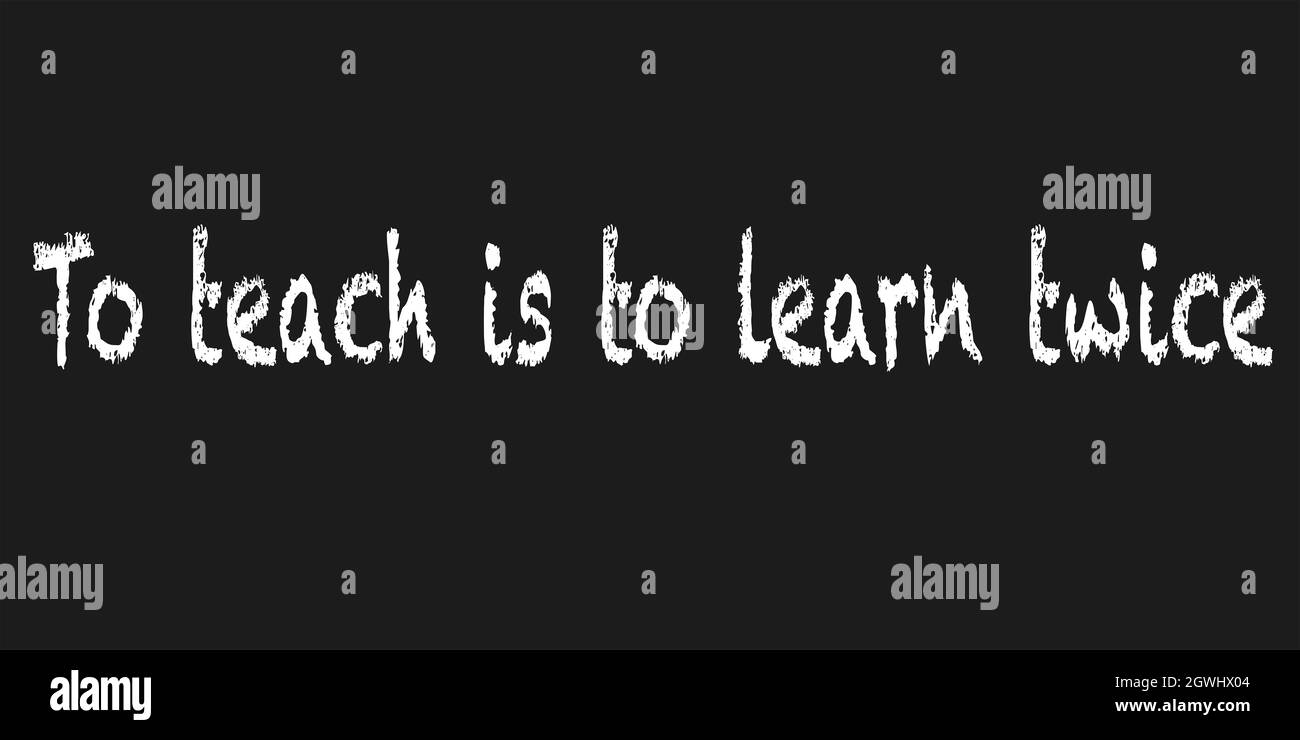 Un vieux tableau noir usé avec la légende « enseigner, c'est apprendre deux fois » Banque D'Images