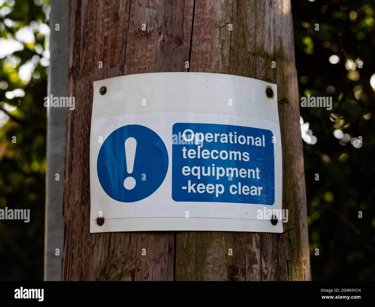 Un panneau d'information public avertissant de l'utilisation de l'équipement de télécommunication - rester à l'écart Banque D'Images