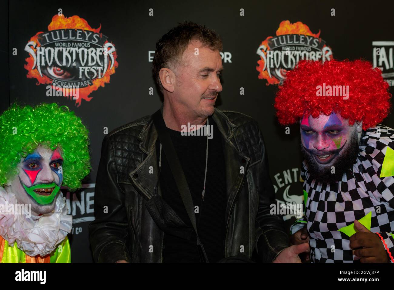 Crawley, Royaume-Uni. 1er octobre 2021. Shane Richie, star de la télévision, avec quelques clowns effrayants au lancement VIP de Tulleys Shocktober Fest. Credit: Thomas Faull/Alamy Live News Banque D'Images