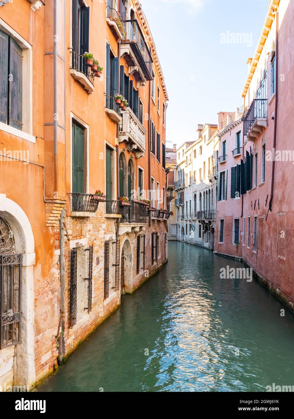 Romantique canal d'eau et maisons à Venise, Italie. Banque D'Images
