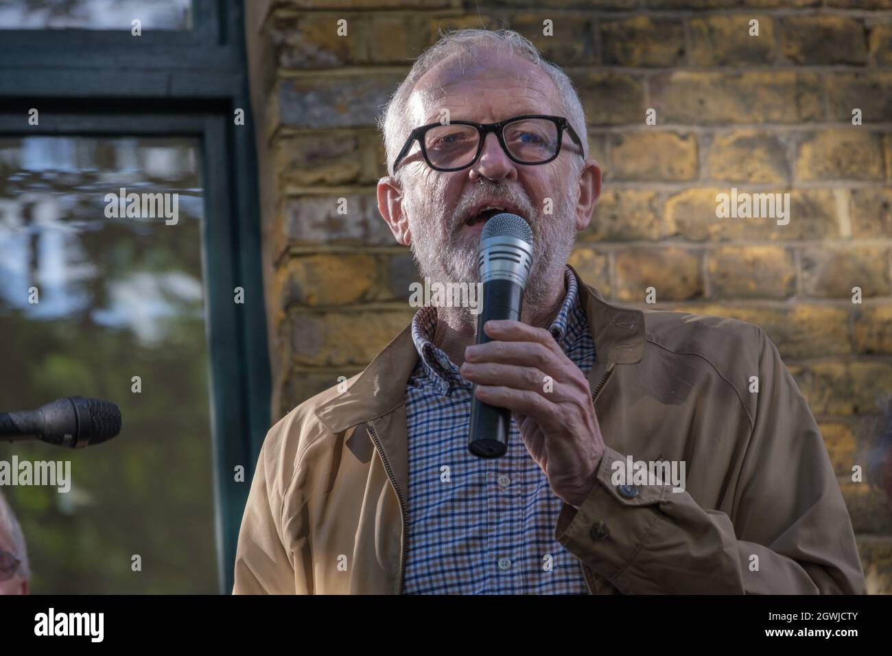 Londres, Royaume-Uni. 3 octobre 2021. Jeremy Corbyn s'est exprimé lors du rassemblement du 85e anniversaire de la bataille de Cable St pour se souvenir de l'acte d'unité contre la menace fasciste lorsque les communautés juive et irlandaise de l'est de Londres et leurs alliés ont bloqué les rues pour empêcher Oswald Mosley et son Union britannique de Les carénages s'emparaient. Ils ont défilé de Dock St le long de Cable St à un rassemblement à côté de la fresque dans les jardins de St George présidée par l'historien juif David Rosenberg et l'activiste bengali local Julie Begum. Peter Marshall/Alay Live News Banque D'Images