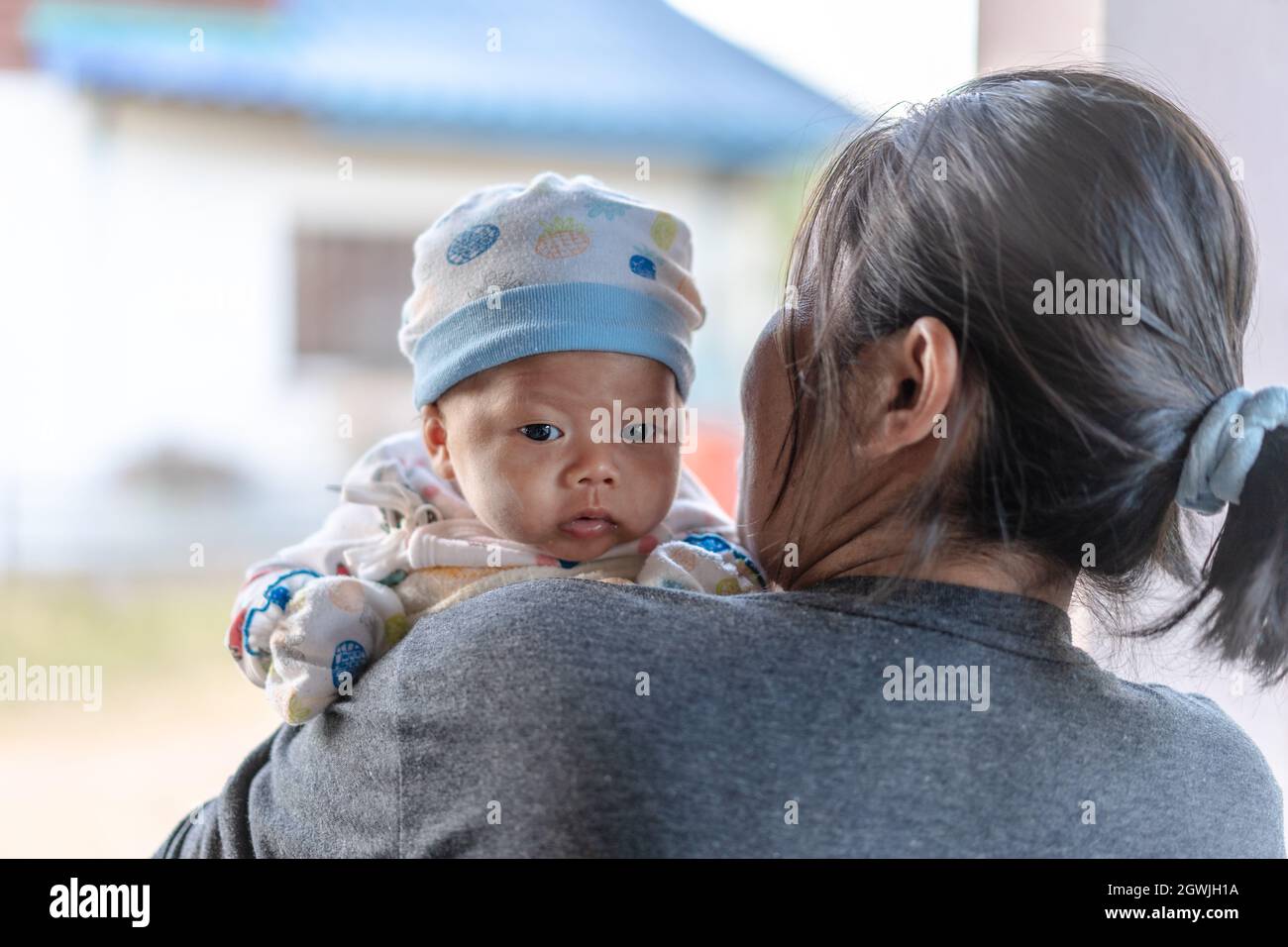 Accent Selectif Sur L œil Gauche De L Adorable Bebe Enfant Garcon Qui Repose Dans Les Bras De La Mere A La Maison Photo De La Tete D Un Bebe Asiatique Mignon Qui Regarde L Appareil Photo