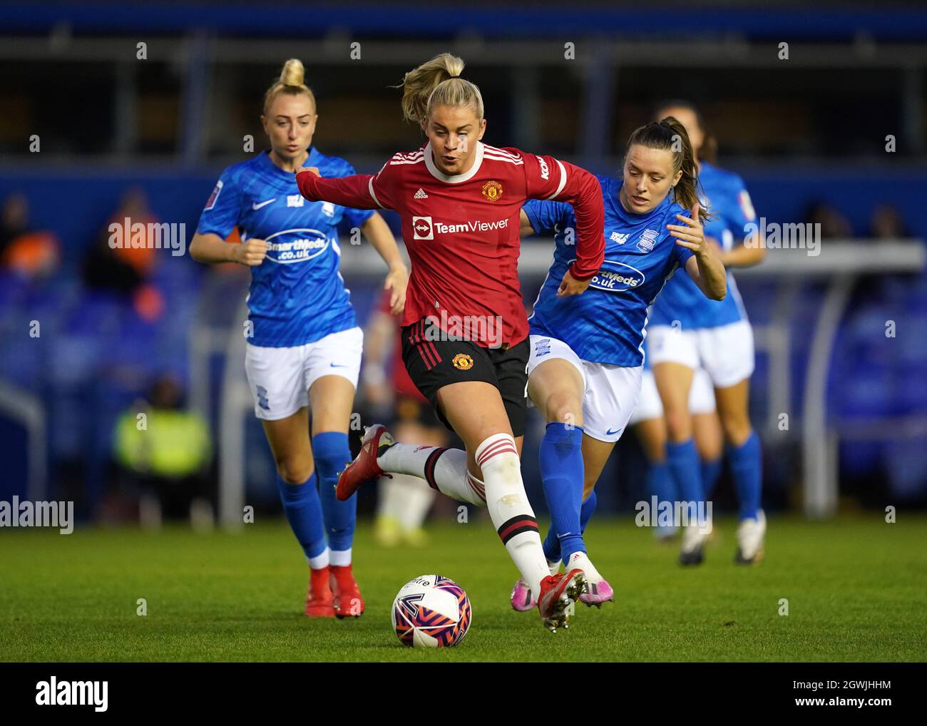 Alessia Russo (au centre) de Manchester United et Harriet Scott (à droite) de Birmingham City se battent pour le ballon lors du match de la Super League féminine FA à St. Andrew's, Birmingham. Date de la photo: Dimanche 3 octobre 2021. Banque D'Images