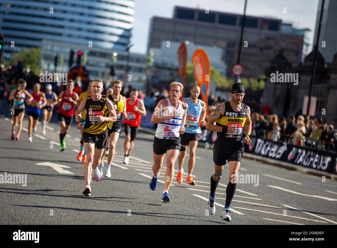 Londres, Royaume-Uni. 03ème octobre 2021. Les coureurs participent au 41e marathon de Londres 2021. Crédit : SOPA Images Limited/Alamy Live News Banque D'Images