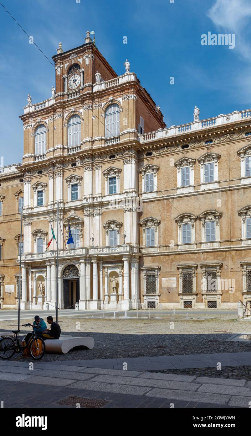 Modène, Italie - 4 septembre 2021 : façade du Palais Ducal, ancienne résidence des ducs d'Este. Il abrite actuellement l'Académie militaire italienne. Banque D'Images