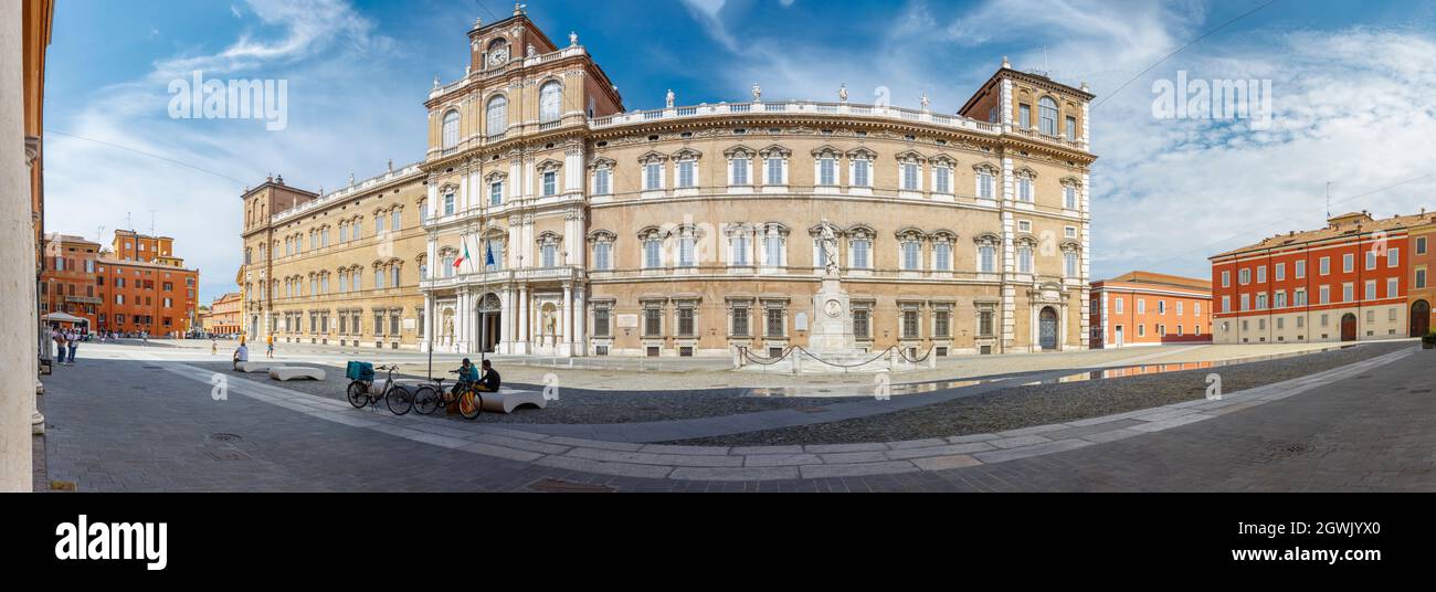 Modène, Italie - 4 septembre 2021 : façade du Palais Ducal, ancienne résidence des ducs d'Este. Il abrite actuellement l'Académie militaire italienne. Banque D'Images