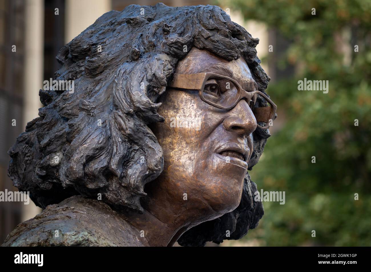 CARDIFF, PAYS DE GALLES - SEPTEMBRE 29 : statue de Betty Campbell sur Central Square le 29 septembre 2021 à Cardiff, pays de Galles. Betty Campbell, décédée en 2017 à l’âge de 82 ans, a été le premier chef d’école noir du pays de Galles. Banque D'Images
