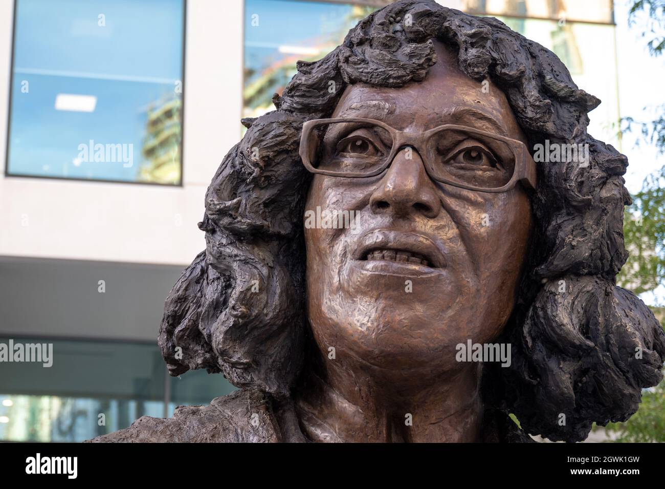 CARDIFF, PAYS DE GALLES - SEPTEMBRE 29 : statue de Betty Campbell sur Central Square le 29 septembre 2021 à Cardiff, pays de Galles. Betty Campbell, décédée en 2017 à l’âge de 82 ans, a été le premier chef d’école noir du pays de Galles. Banque D'Images
