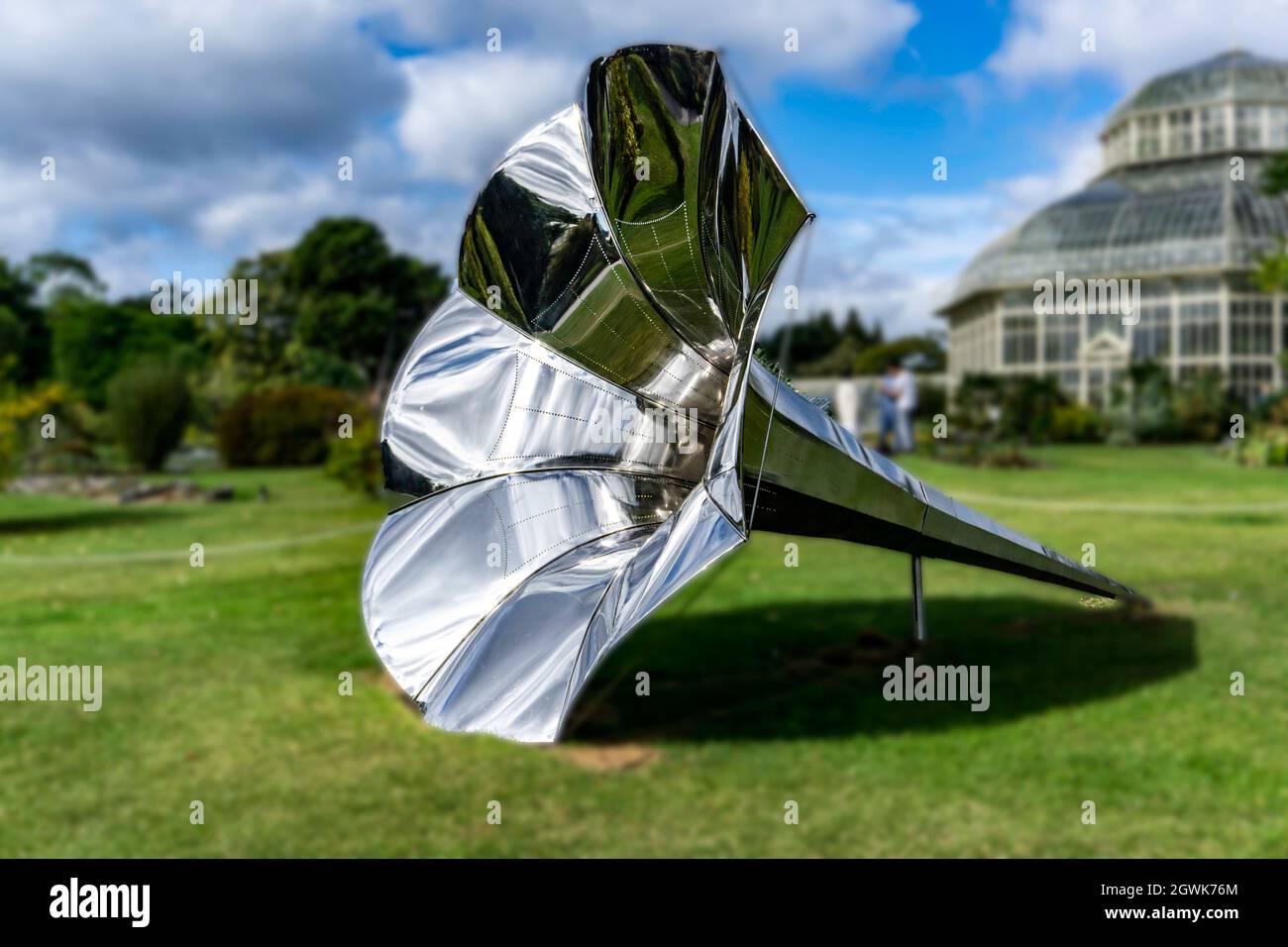 Une sculpture en acier inoxydable de Martin O’Keefe-Écoutez sa partie de l’exposition Sculpture in Context, National Botanic Gardens, Dublin, Irlande. Banque D'Images