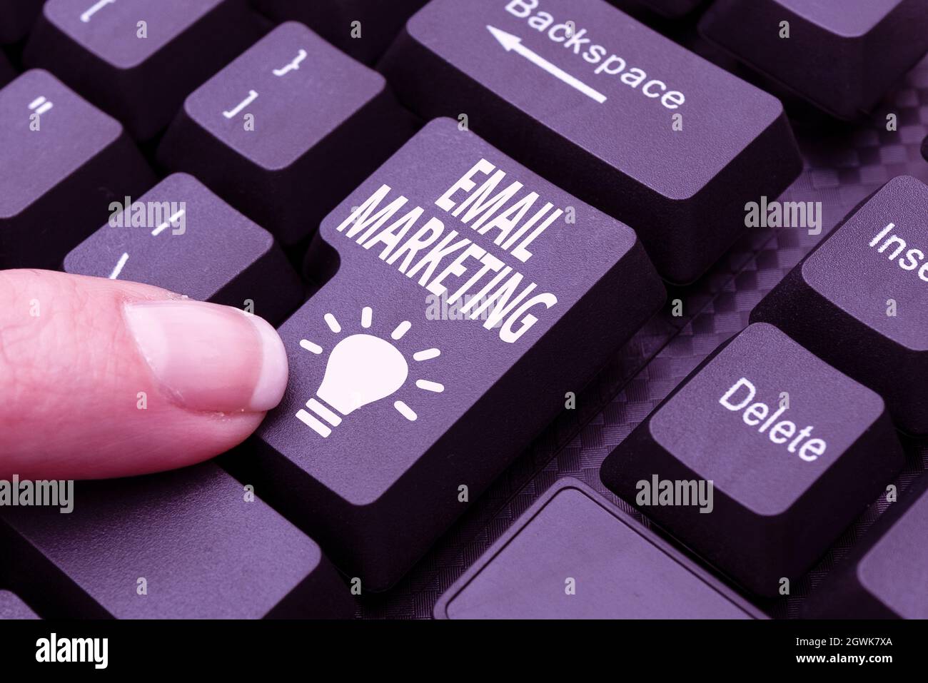 Affiche affichant le marketing par e-mail. Mot écrit sur l'envoi d'un message commercial à un groupe de montrer en utilisant le mail en tapant Nouveau contenu de blog, en écrivant le film Banque D'Images