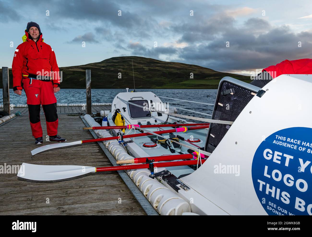 Des hommes lancent un bateau à rames sur le réservoir Whiteadder pour une séance d'entraînement pour le défi de l'Atlantique, East Lothian, Écosse, Royaume-Uni Banque D'Images