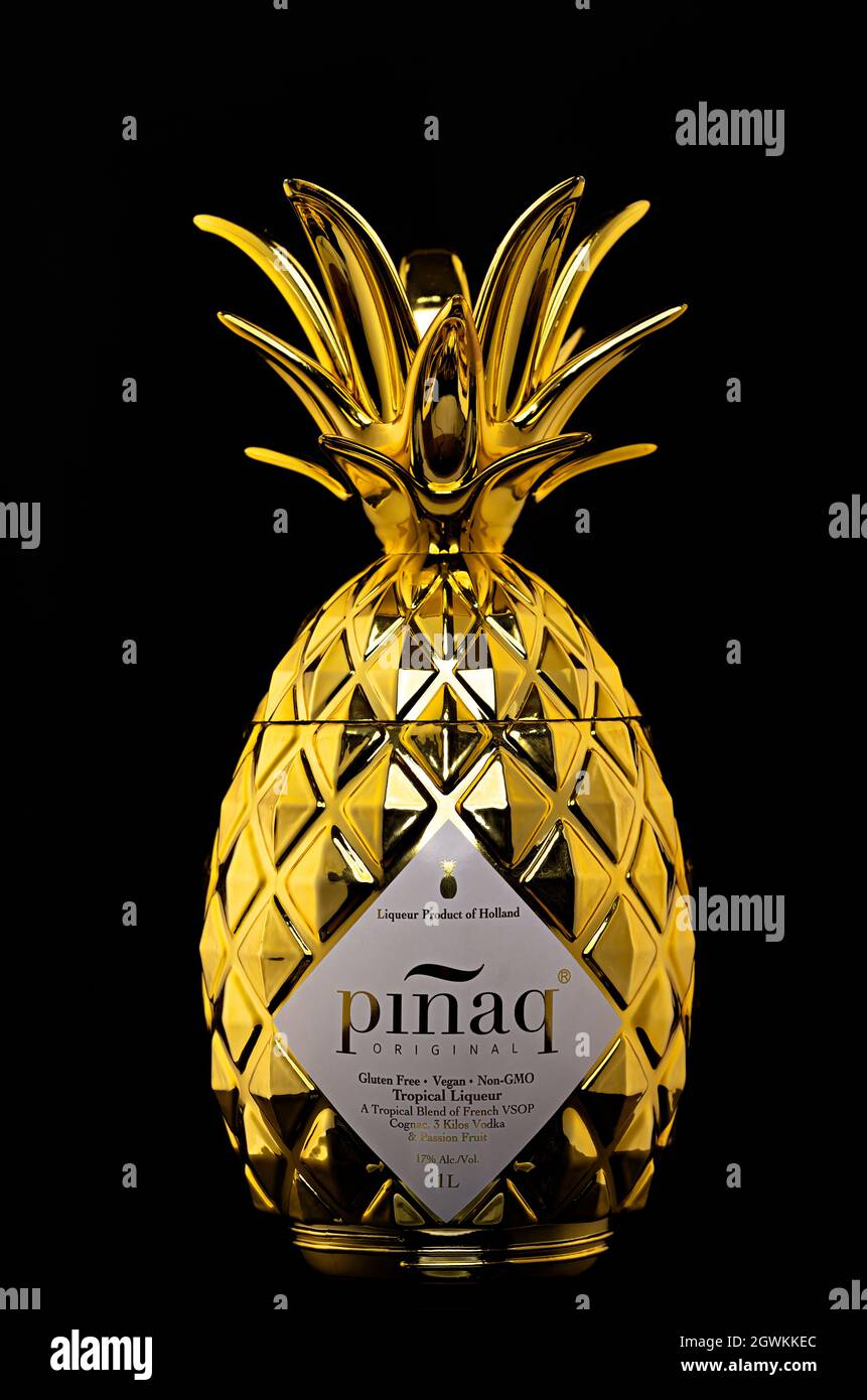 Piñaq bouteille originale professionnellement tourné sur fond sombre Banque D'Images