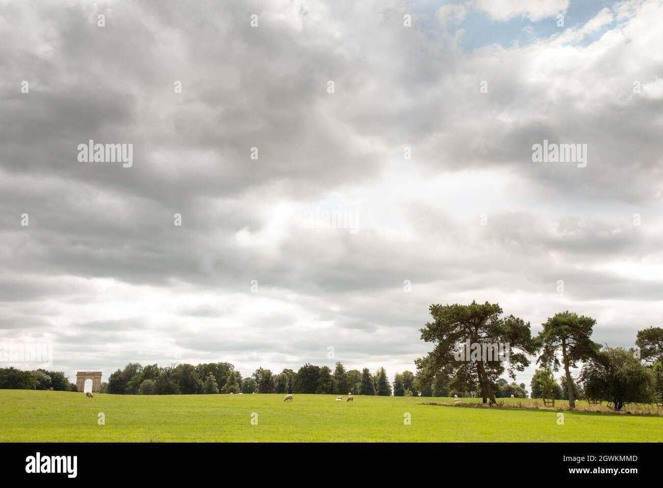 Image paysage de Buckinghamshire avec jardin stowe Arc de corinthe en arrière-plan Banque D'Images