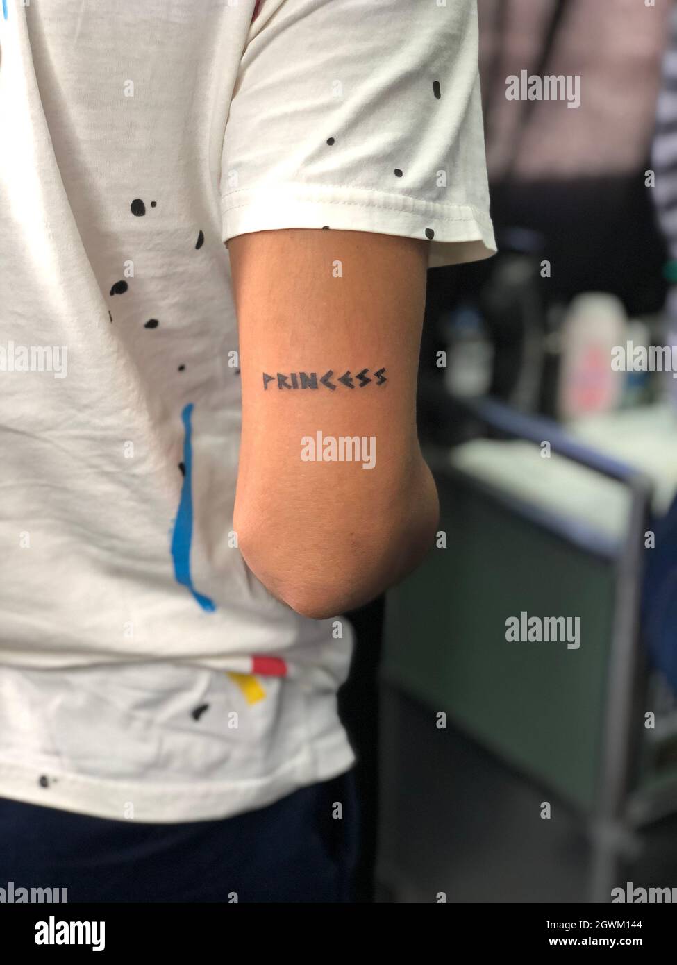 Tatouage Au Dessus Du Coude Femme Arm elbow tattoo Banque de photographies et d'images à haute résolution -  Alamy