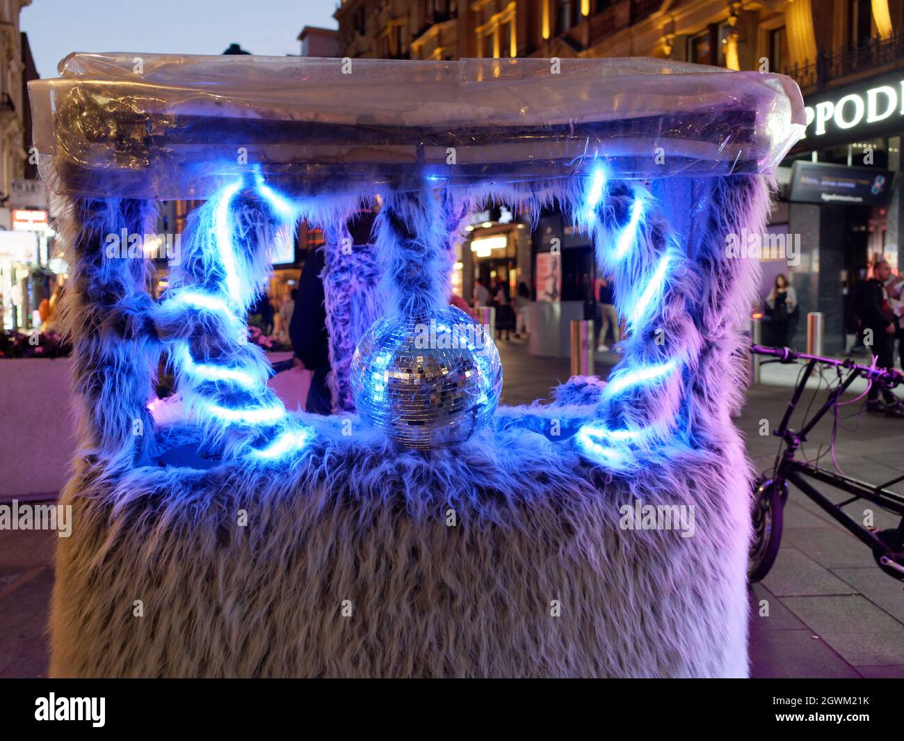 Londres, Grand Londres, Angleterre, septembre 21 2021: Mirror ball aka Disco ball la nuit dans le dos d'un Tuk-Tuk aka Pediab aka Rickshaw. Banque D'Images