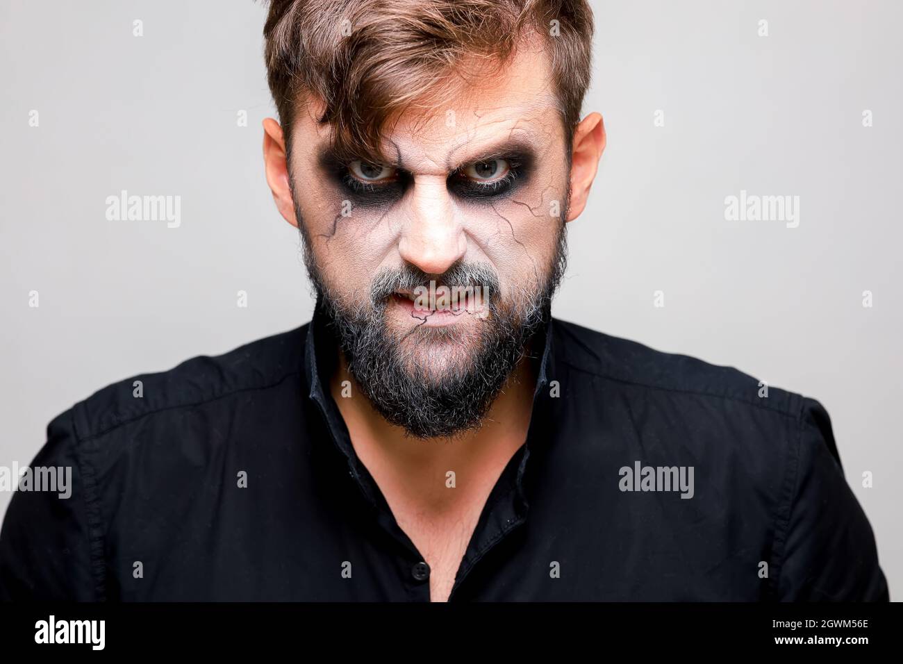 Gros plan d'un homme avec une barbe à maquillage pour Halloween dans le  style des morts-vivants Photo Stock - Alamy