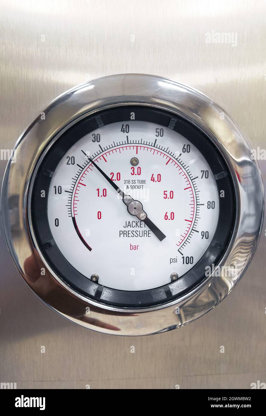 Image en gros plan du manomètre de la chemise de la machine du stérilisateur à vapeur Banque D'Images