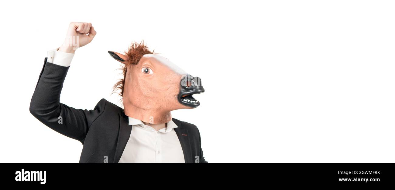 Homme d'affaires dans le masque de tête de cheval avec le geste de force de poing levé, cheval de travail Banque D'Images