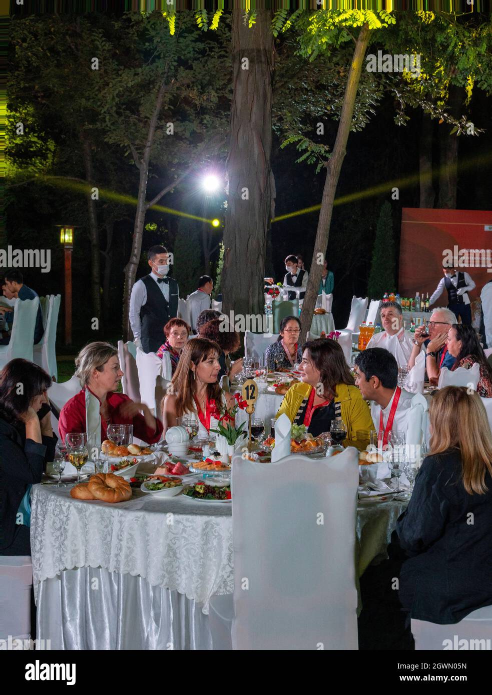 Les délégués à la conférence au dîner de gala à l'extérieur, Tachkent, Ouzbékistan Banque D'Images