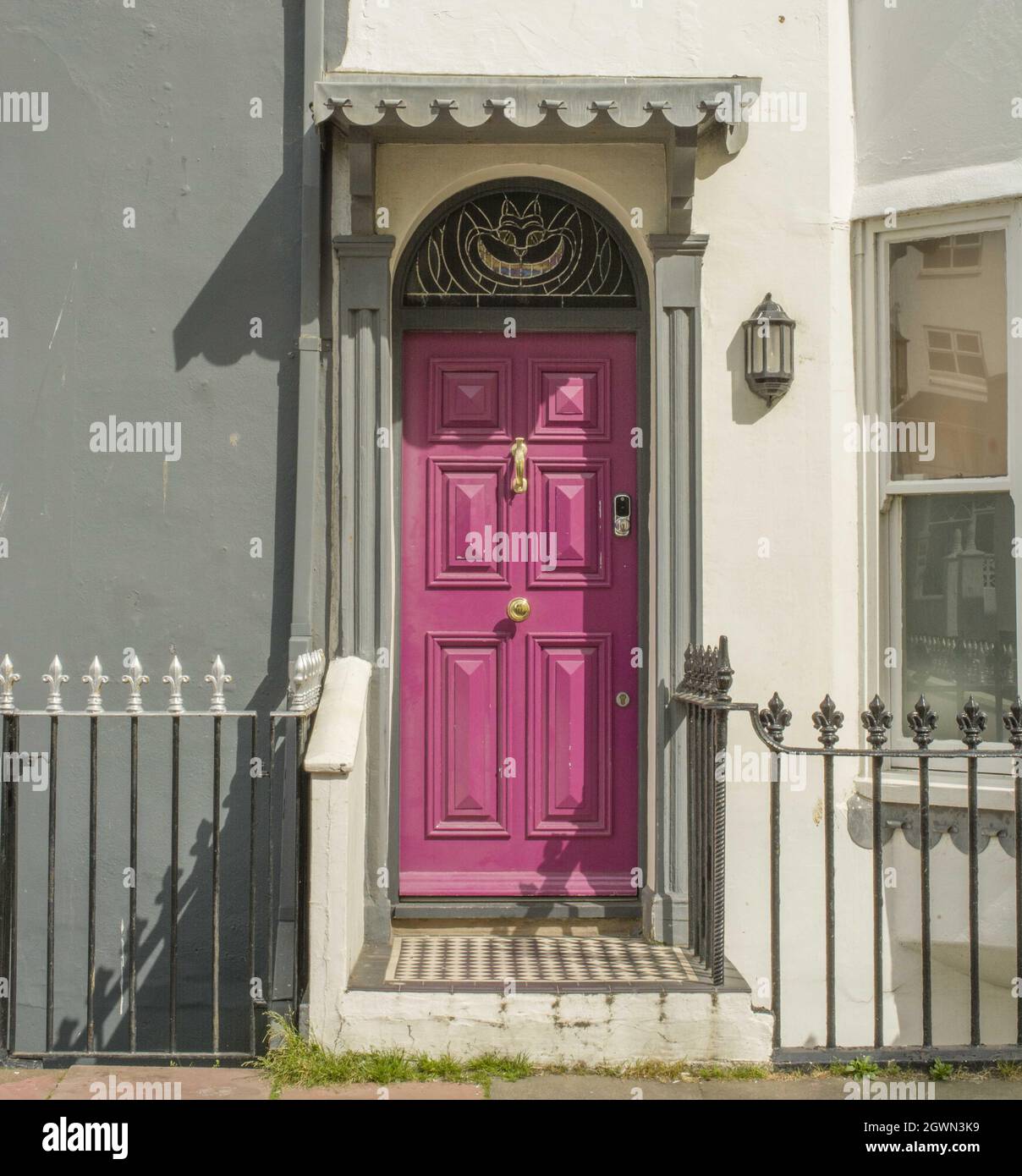 maison avec porte rose et vitraux Banque D'Images