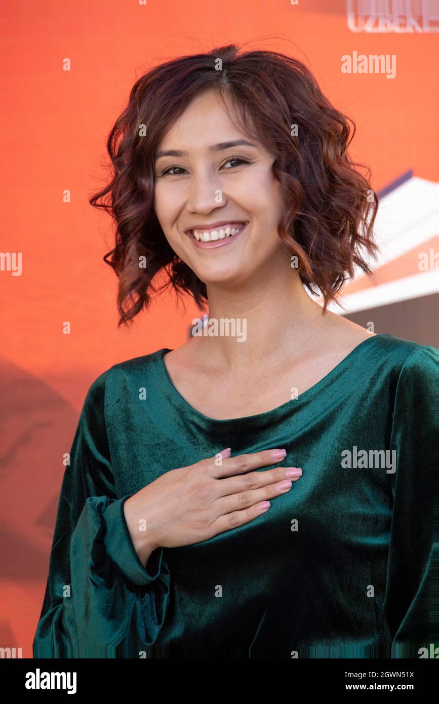 Jolie fille ouzbek, membre de la délégation d'accueil pour les participants à la conférence, Tachkent, Ouzbékistan Banque D'Images