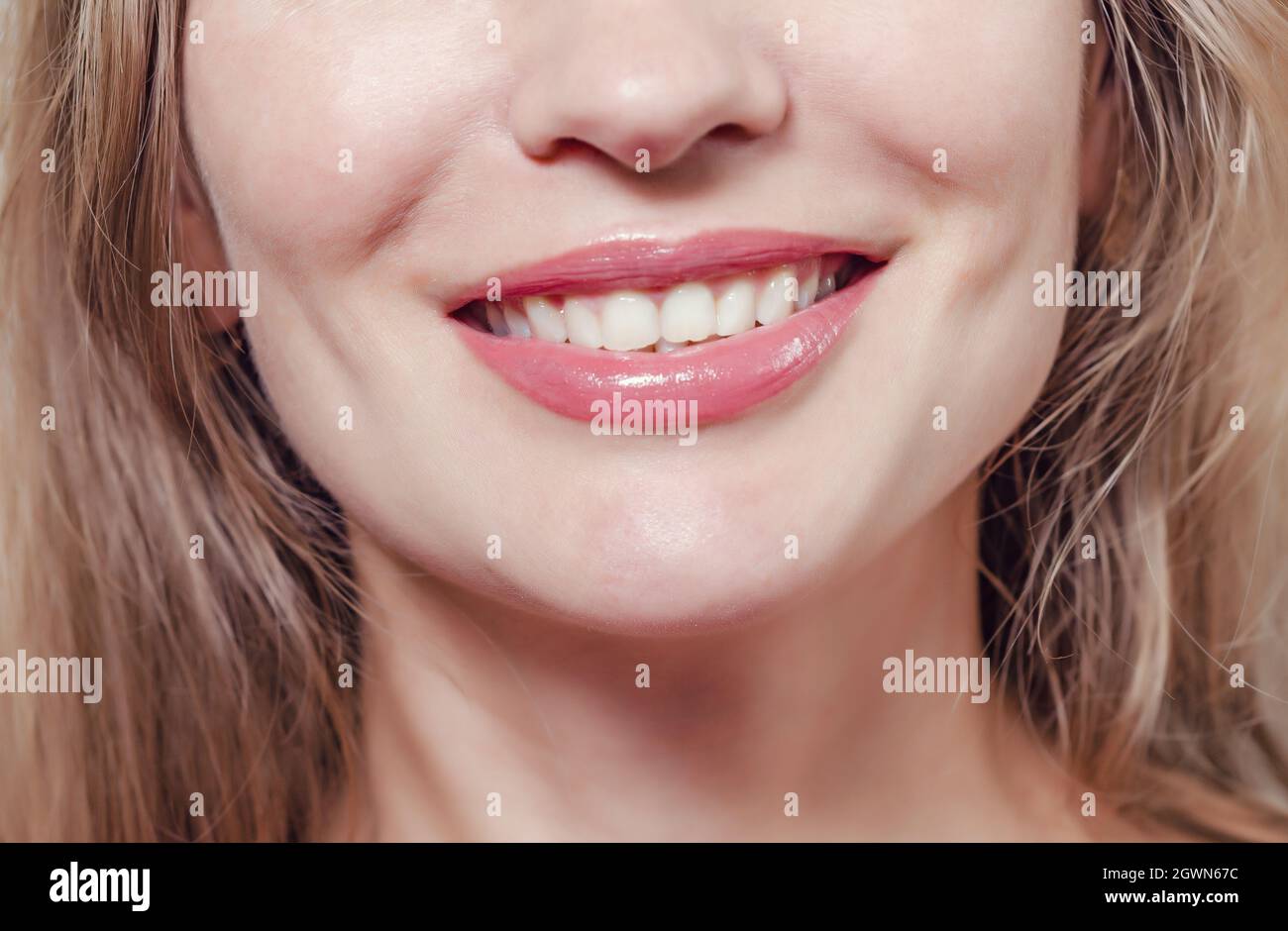 Lèvres femelles avec rouge Lipstick, Nice Smile gros-up.Santé des femmes,  cosmétiques Photo Stock - Alamy