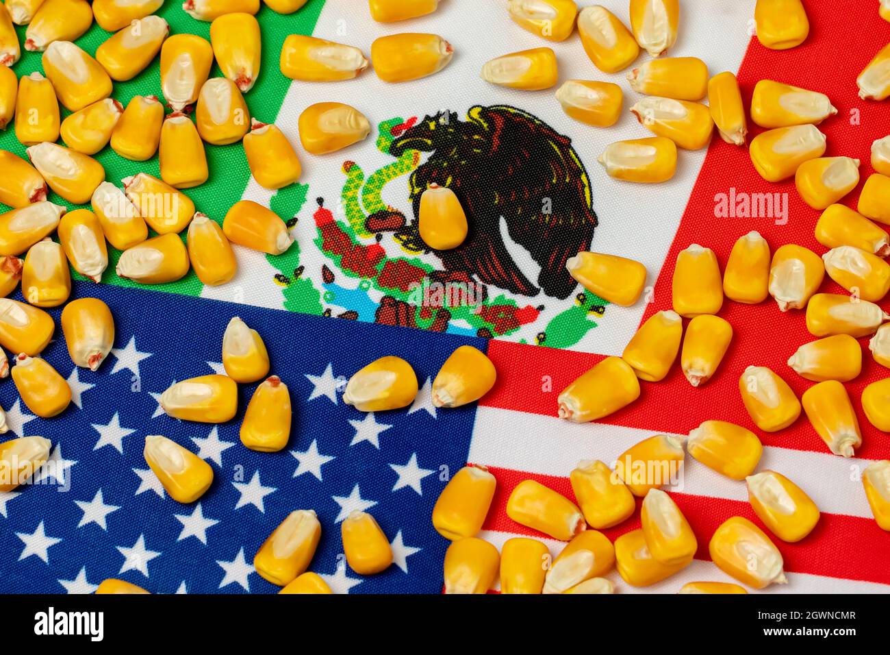 États-Unis d'Amérique, Mexique drapeaux et grains de maïs. Concept d'accord commercial sur l'agriculture, d'importations et d'exportations. Banque D'Images