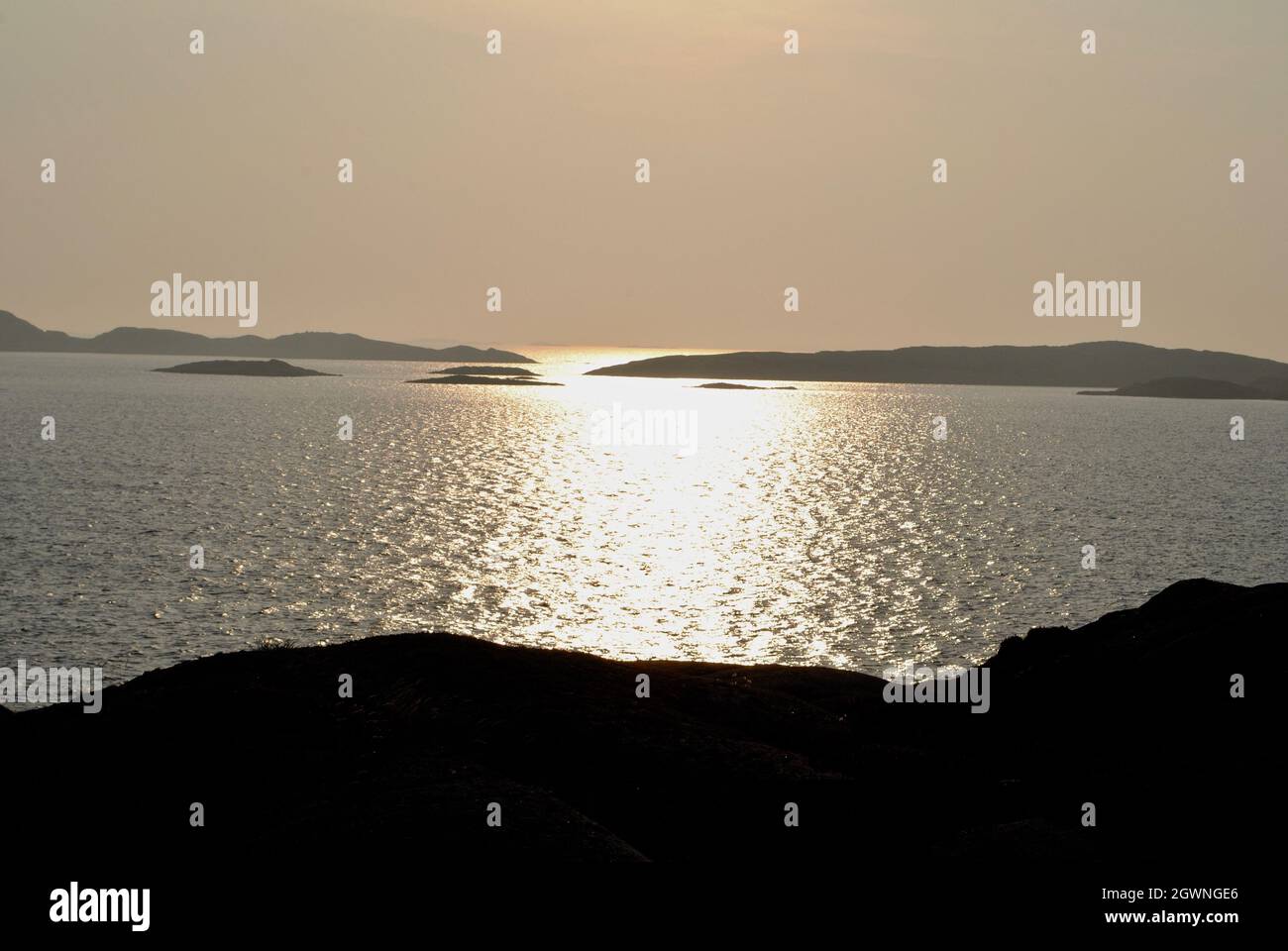 Coucher de soleil dans l'archipel de Fjällbacka sur la côte ouest de la Suède Banque D'Images