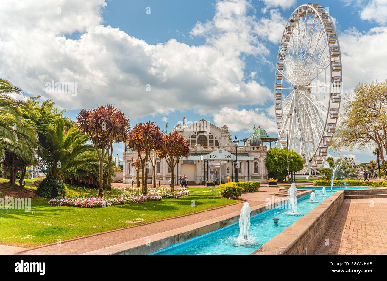 Pavilion et Big Wheel au port de Torquay, Torbay, Angleterre, Royaume-Uni Banque D'Images