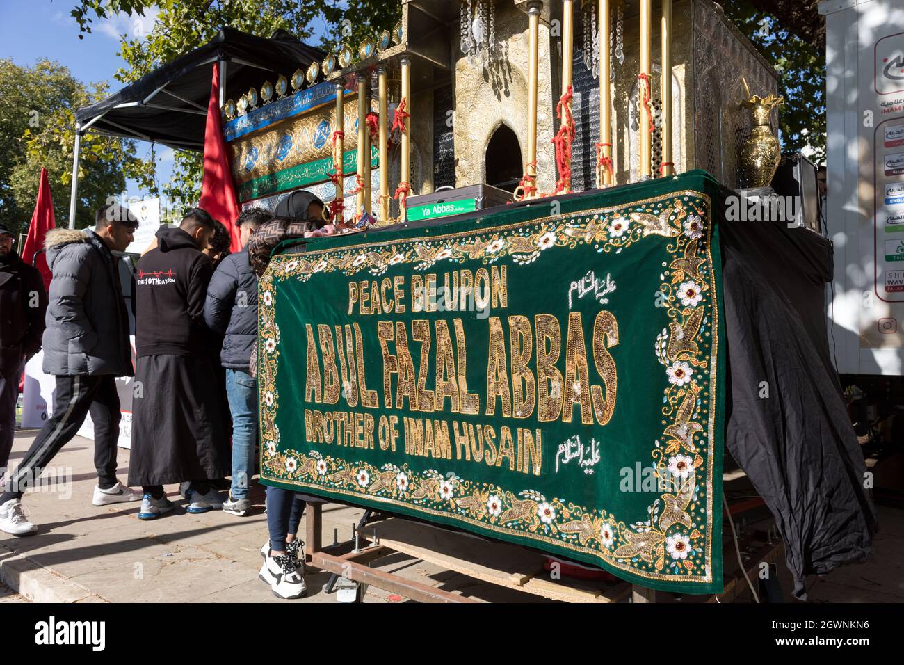 Le sanctuaire répliqué vu couvert d'une bannière qui dit "paix sur Abul Fazal Abbas, frère de l'Imam Hussain".Imam Hussain, petit-fils du prophète Mahomet, a été martyrisé le 10 680 octobre après J.-C., pour avoir lutté contre la tyrannie de Yazid en Irak. Au fil des ans, des marches ont eu lieu pour commémorer Hussain pour son martyre dans le cadre du mouvement de solidarité Hussain. À Londres, accueilli par le Hussaini Islamic Trust UK, les musulmans se sont rassemblés et ont prié à Marble Arch, puis ont défilé jusqu'à Park Lane. Les participants ont également profité de l'occasion pour rétablir leur solidarité avec l'égalité des sexes, la liberté et la p Banque D'Images