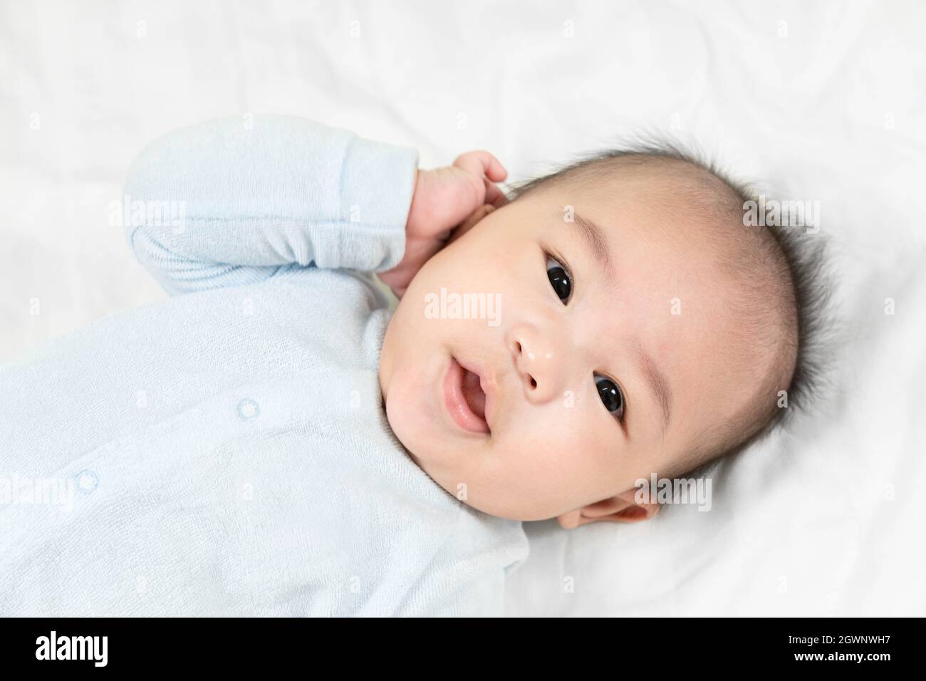 Portrait D Un Beau Nouveau Ne De 4 Mois Souriant Sur Fond Blanc Mignon Bebe Garcon Souriant Photo Stock Alamy