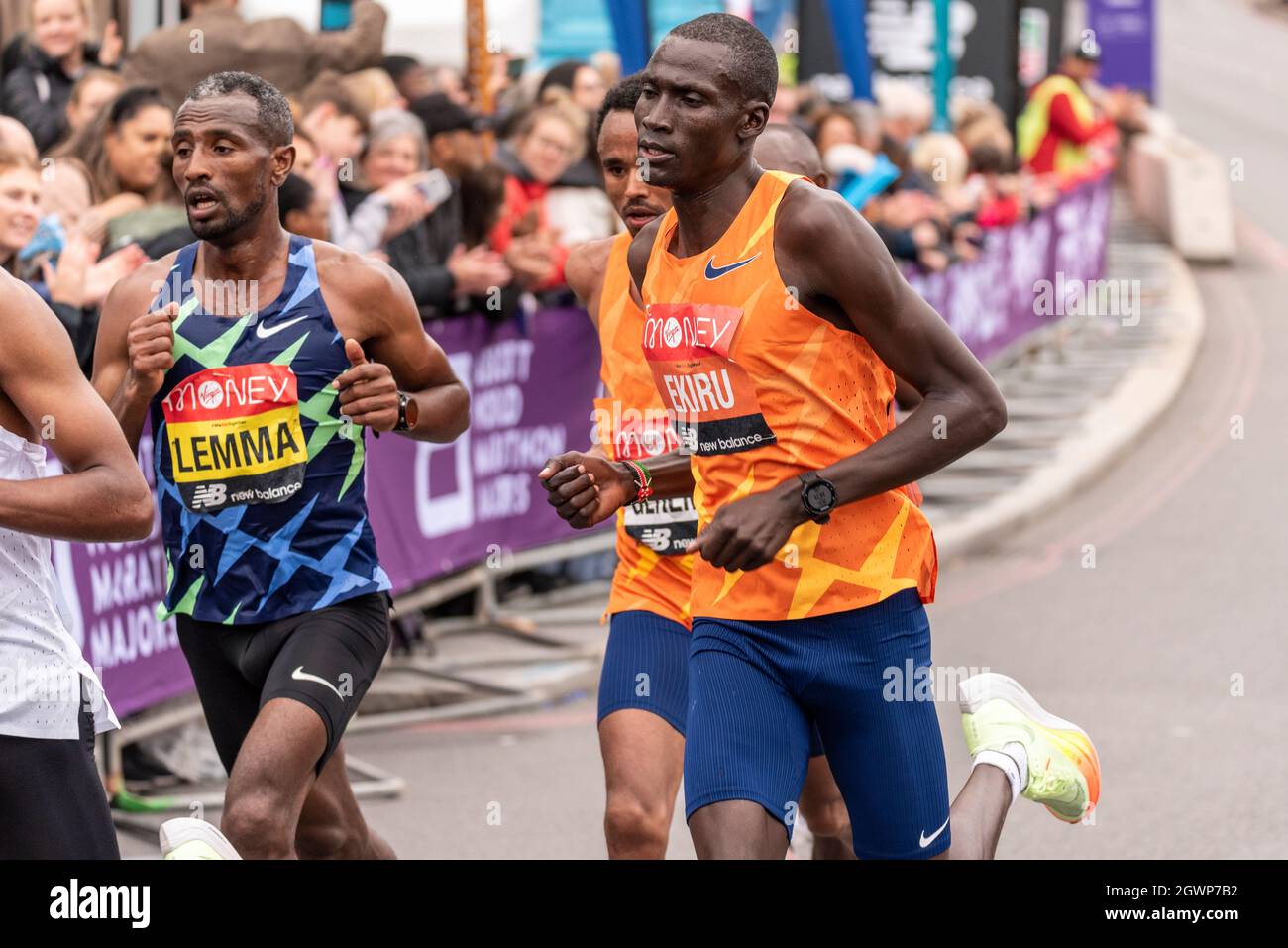 Sisay Lemma et Titus Ekiru en course au marathon de Londres Virgin Money 2021.Groupe Elite pour hommes Banque D'Images