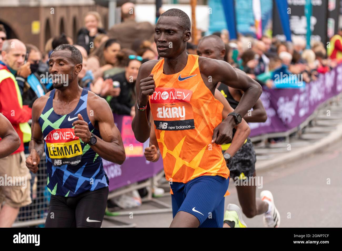 Sisay Lemma et Titus Ekiru en course au marathon de Londres Virgin Money 2021, dans le groupe d'élite masculin Banque D'Images