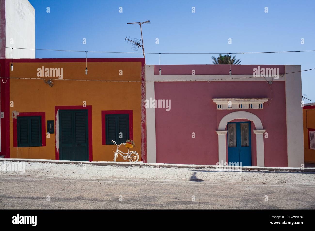 Vue sur une rue typique de Linosa avec maison colorée en arrière-plan Banque D'Images Vue sur une rue typique de Linosa avec maison colorée en arrière-plan Banque D'Images