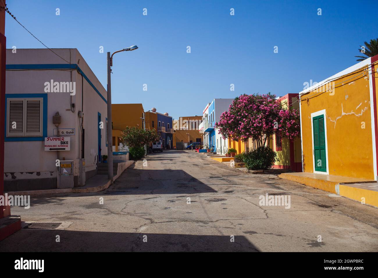 Vue sur une rue typique de Linosa avec maison colorée, Sicile. Italie Banque D'Images Vue sur une rue typique de Linosa avec maison colorée, Sicile. Italie Banque D'Images