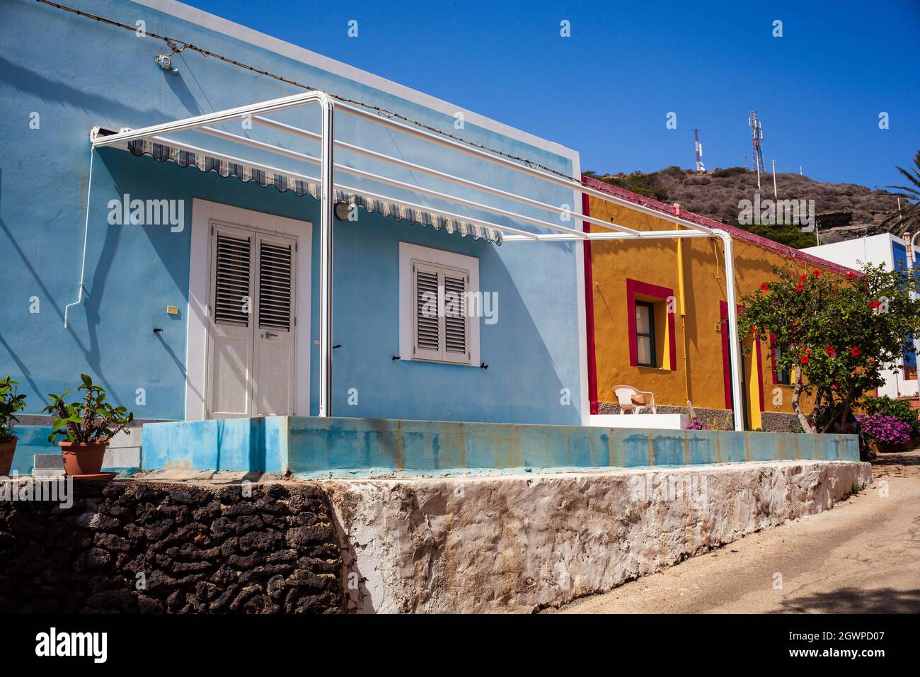 Vue sur les maisons colorées typiques de la rue de Linosa, en Sicile. Italie Banque D'Images Vue sur les maisons colorées typiques de la rue de Linosa, en Sicile. Italie Banque D'Images