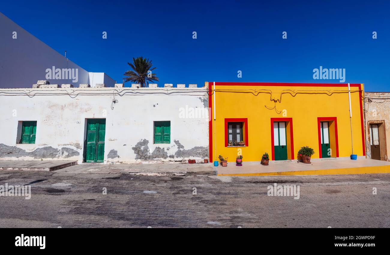 Vue sur une maison typique colorée de Linosa, colorée avec blanc, rouge et orange avec porte verte Banque D'Images Vue sur une maison typique colorée de Linosa, colorée avec blanc, rouge et orange avec porte verte Banque D'Images